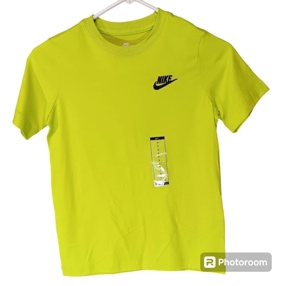 NWT Nike Sportswear Big Kids' T-Shirt in Green Size S